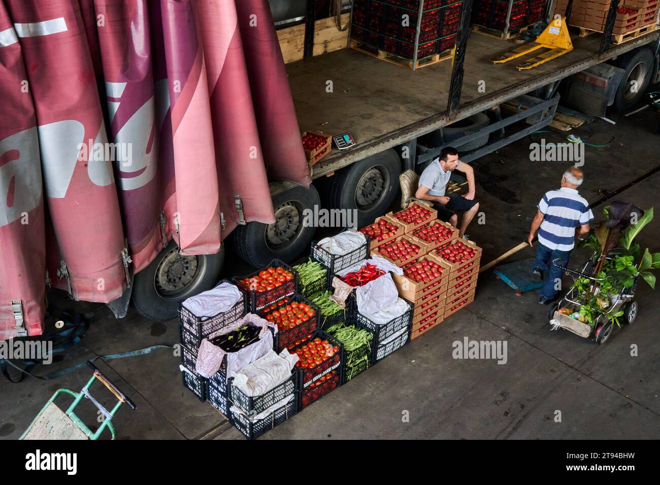 Großhändler mit Gemüse vor seinem LKW, Dezerter Markt, Dezerter Bazaar, Stadtteil Didube, Tiflis, Tiblissi, Tiblisi, Georgien Banque D'Images