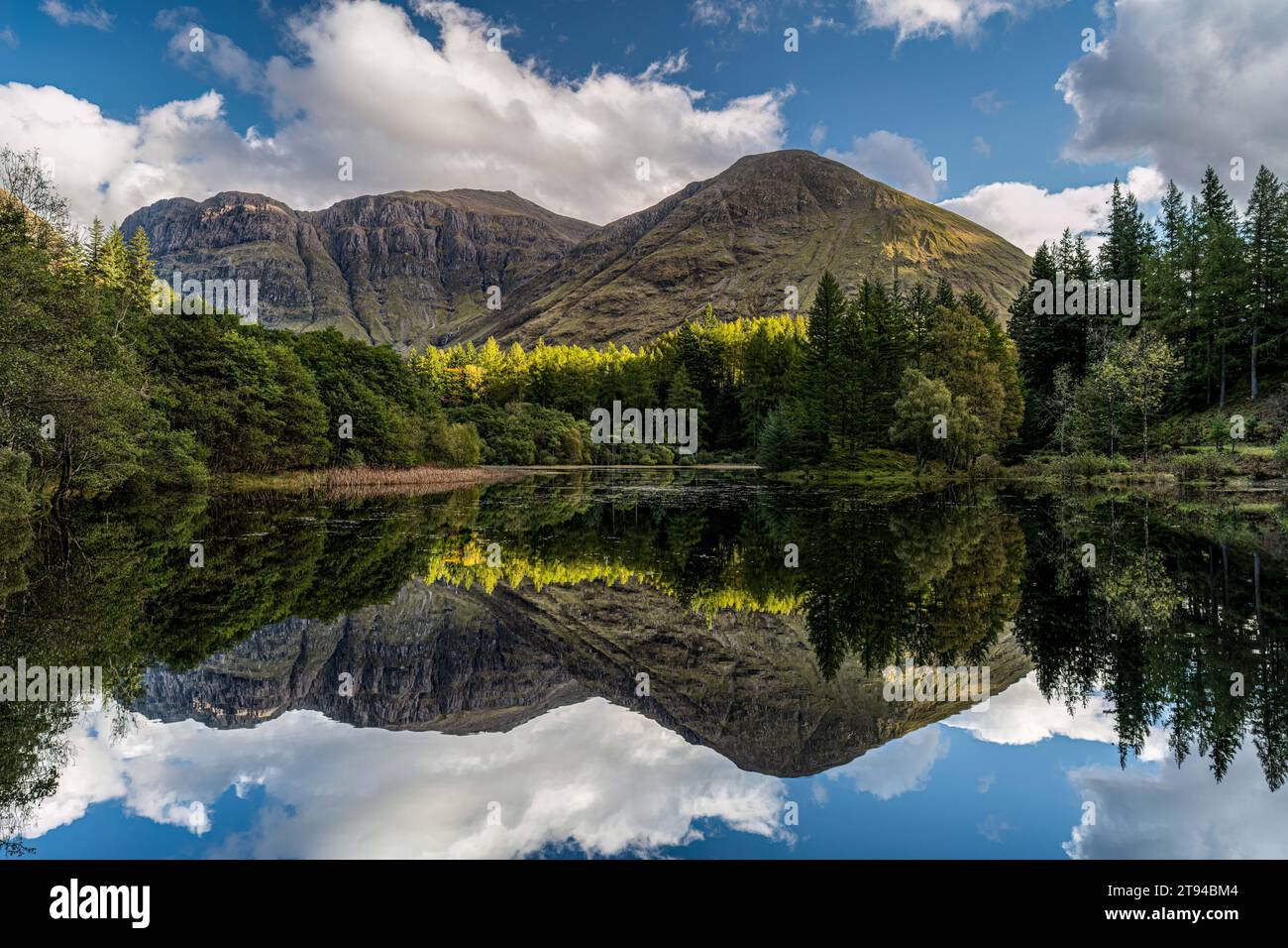 Réflexion à Torren Lochan vers Aonach Dubh et an t-Sron, Glencoe, Écosse Banque D'Images