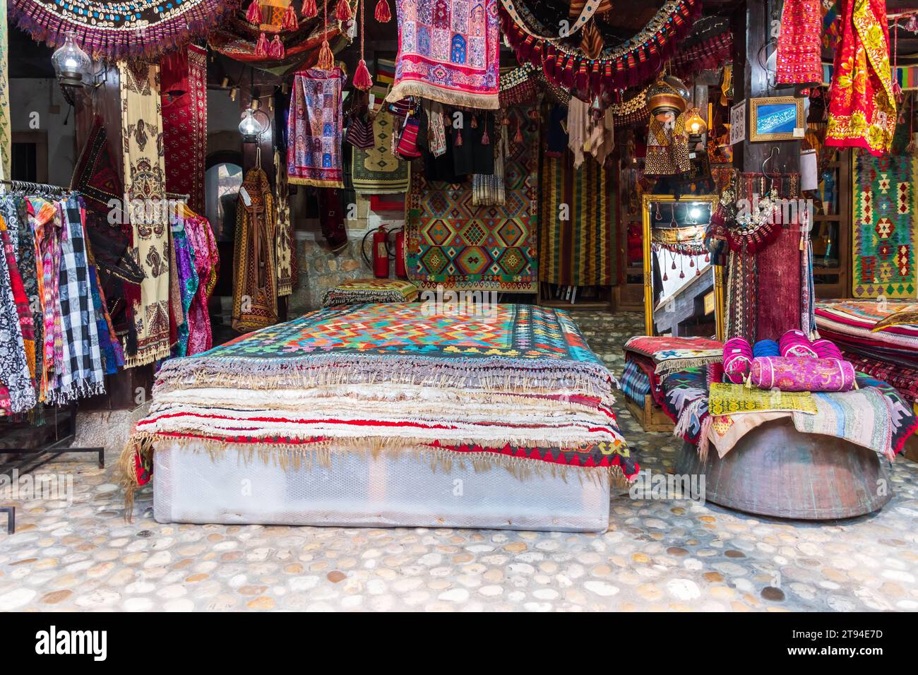 Magasin de textiles dans le bâtiment Morica Han à l'ancien bazar et le centre historique et culturel de Sarajevo appelé Bascarsija, Bosnie-Herzégovine Banque D'Images