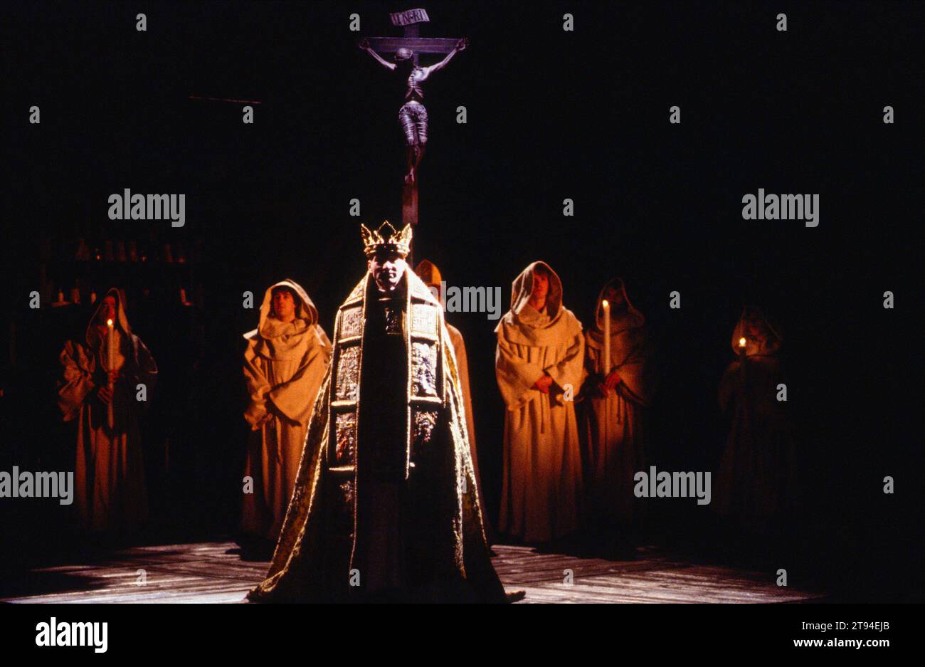 Centre : Patrick Stewart (King Henry IV / Henry Bolingbroke) dans HENRY IV partie 1 de Shakespeare à la Royal Shakespeare Company (RSC), Barbican Theatre, Londres EC2 07/05/1982 musique : Guy Woolfenden design : John Napier éclairage : David Hersey combats : Malcolm Ranson réalisateur : Trevor Nunn Banque D'Images