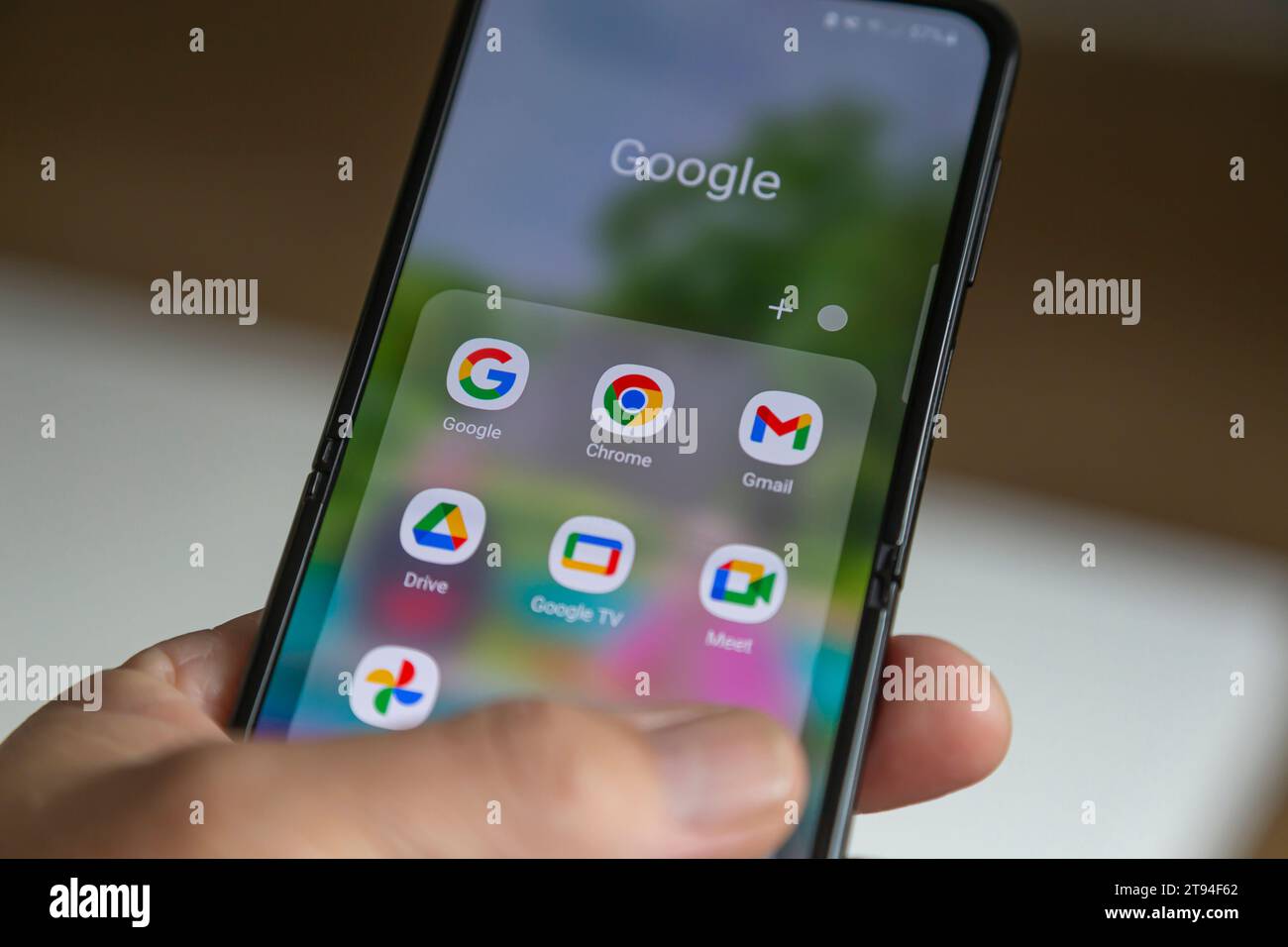 Nijkerk, Gelderland, pays-Bas, 9 septembre 2023 : gros plan d'une main tenant un smartphone avec l'application Google Services à l'écran. Banque D'Images