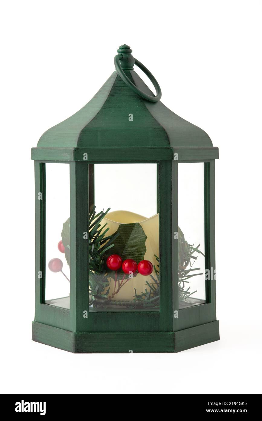 Lanterne de Noël verte avec bougie blanche avec branches de pin sur fond blanc Banque D'Images