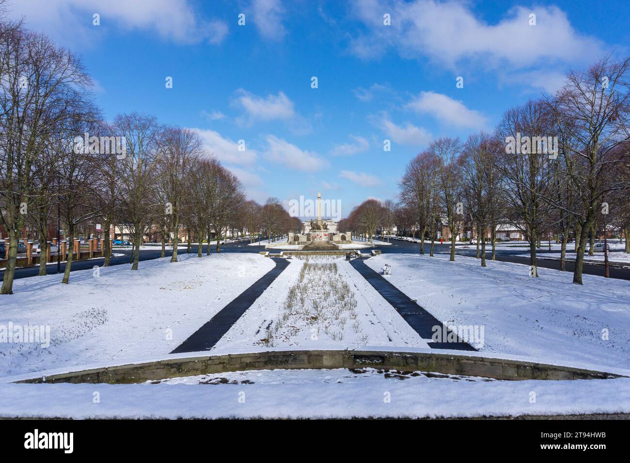 Le mémorial de guerre, Port Sunlight, dans la neige, vu depuis les Hillsborough Memorial Gardens. Banque D'Images