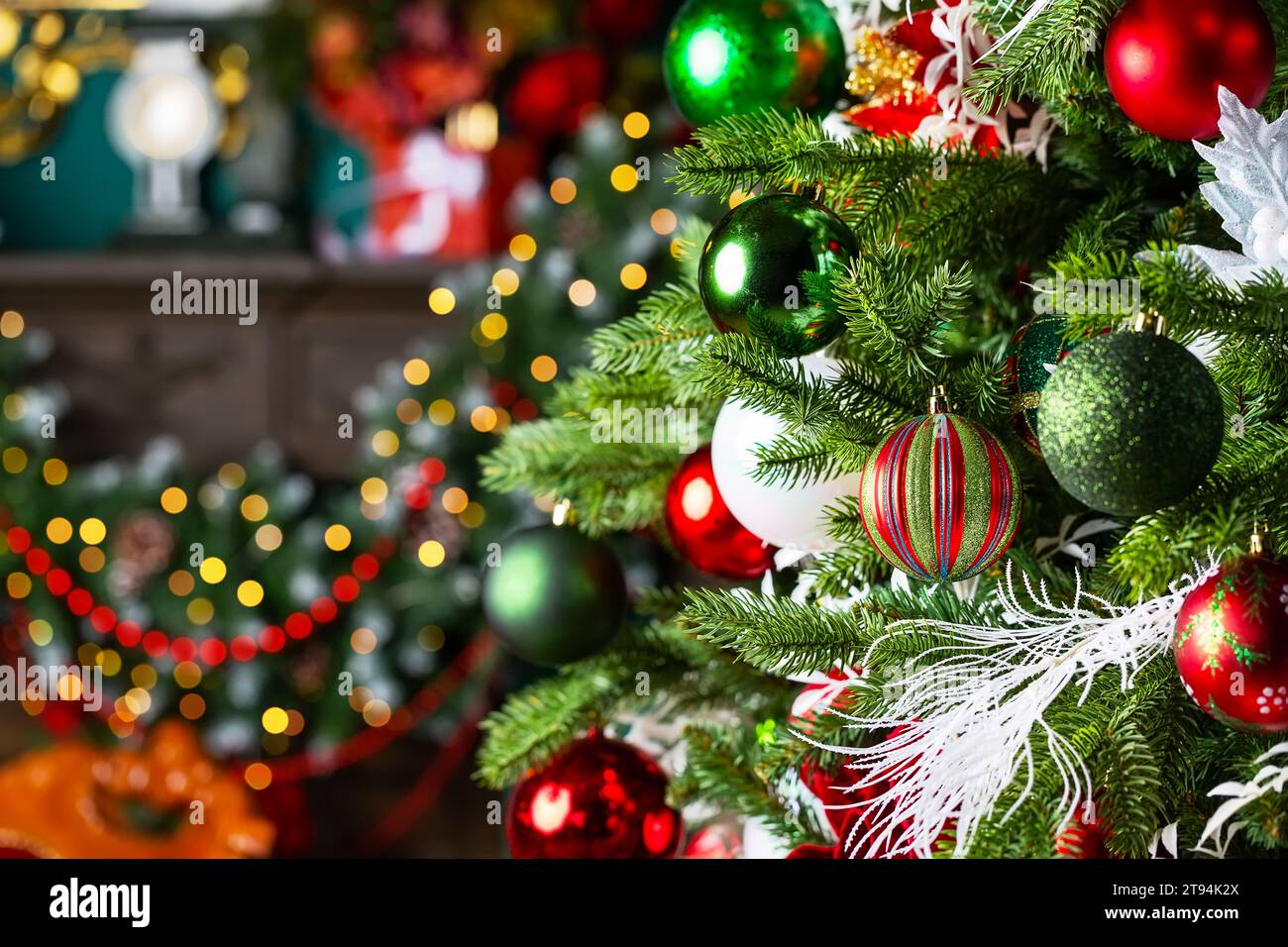 Joyeux Noël et joyeux fond de vacances du nouvel an. Sapin de Noël et décorations de vacances à la maison de Noël avec boules et lumière de bokeh. Banque D'Images