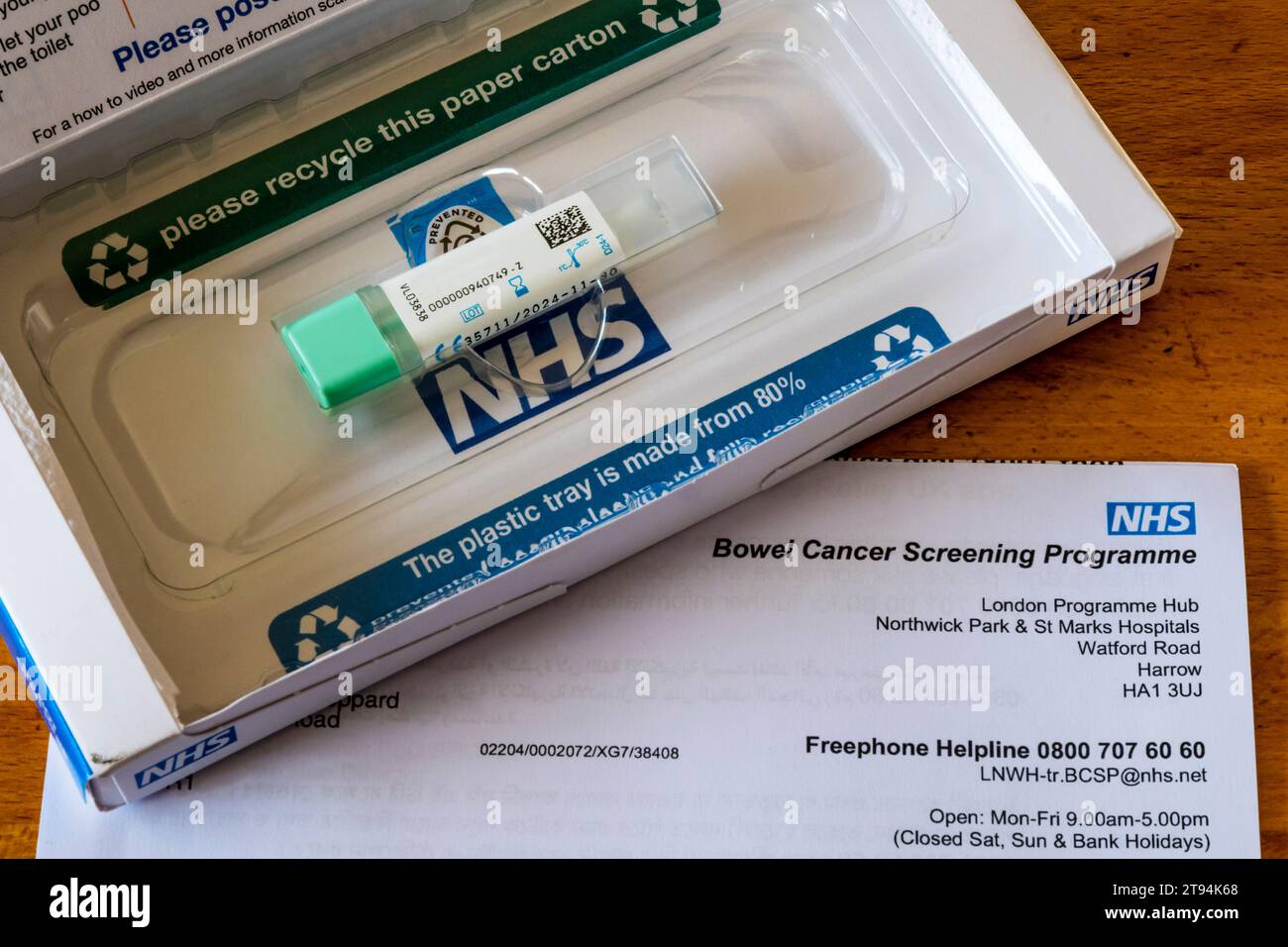 Kit de dépistage à domicile du programme de dépistage du cancer de l'intestin du NHS. Banque D'Images