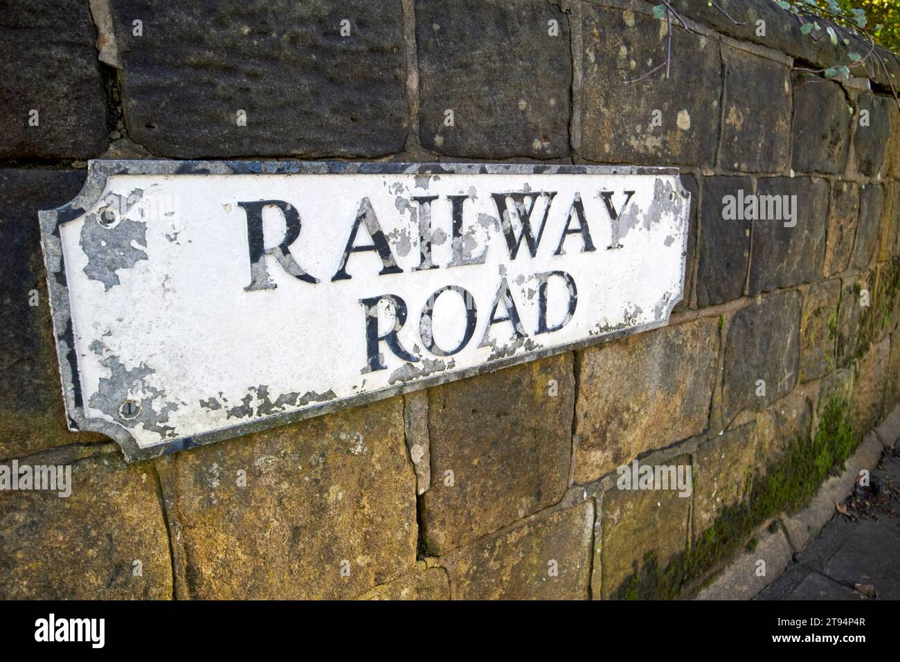 vieux panneau pour la route de chemin de fer sur le mur de grès de coupe ormskirk, lancashire, angleterre, royaume-uni Banque D'Images