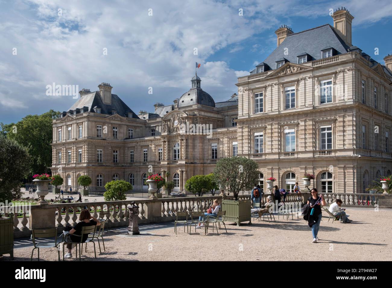 Le Palais du Luxembourg est un château du 6e arrondissement de Paris, entouré d'un parc baroque original du début du 17e siècle Banque D'Images