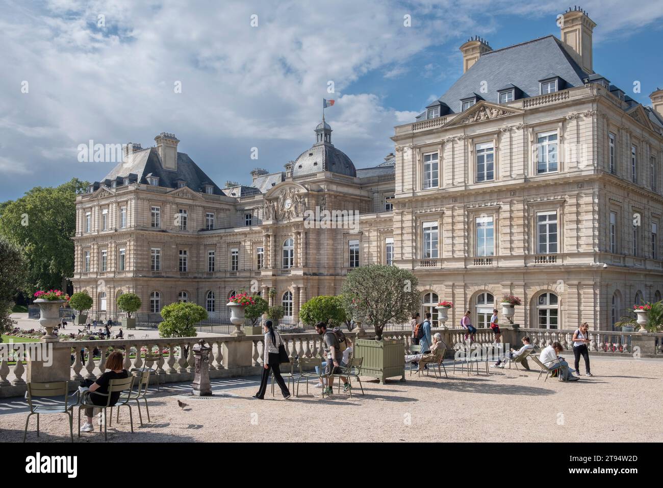 Le Palais du Luxembourg est un château du 6e arrondissement de Paris, entouré d'un parc baroque original du début du 17e siècle Banque D'Images