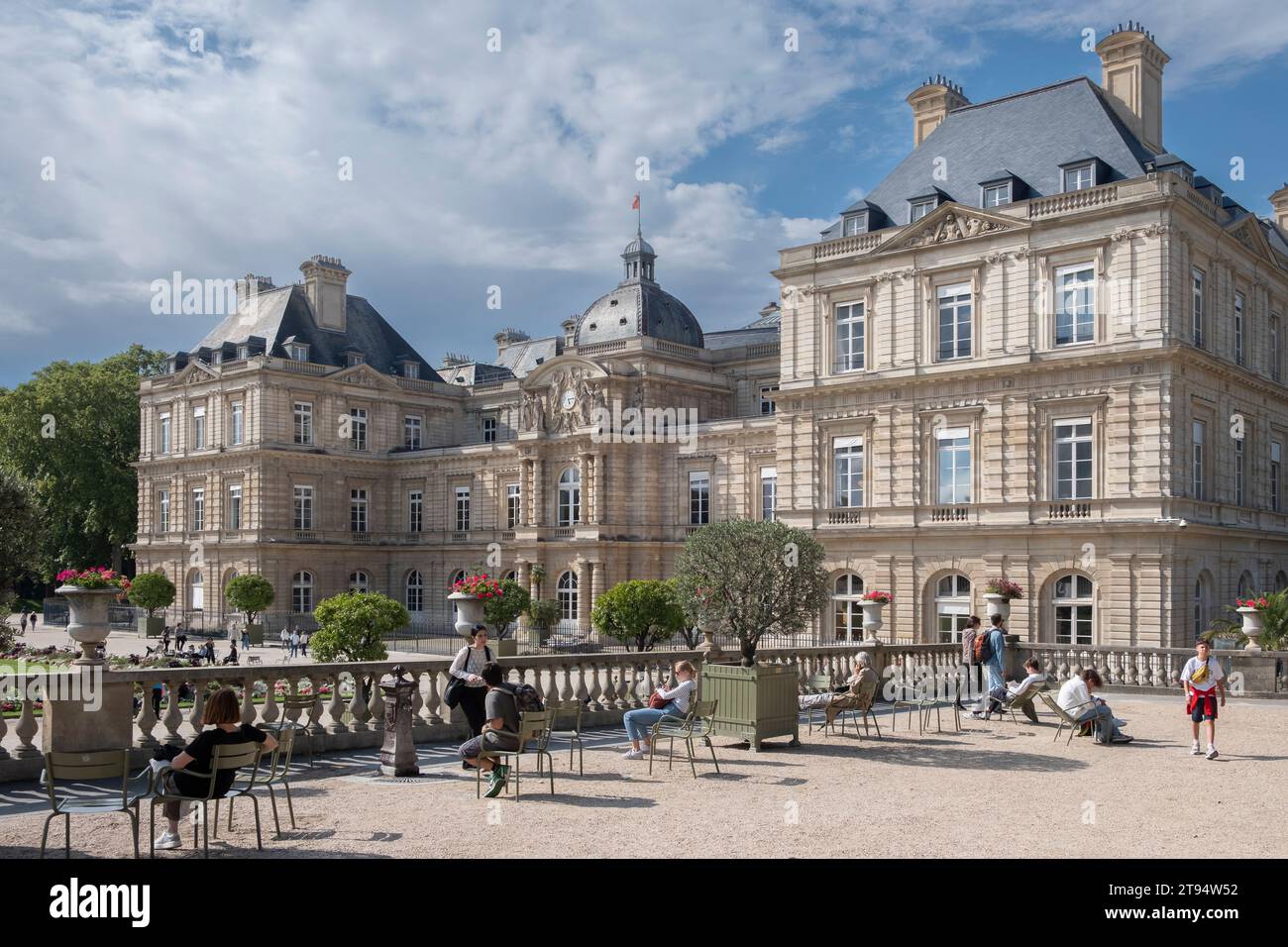 Le Palais du Luxembourg est un château du 6e arrondissement de Paris, entouré d'un parc baroque original du début du 17e siècle Banque D'Images