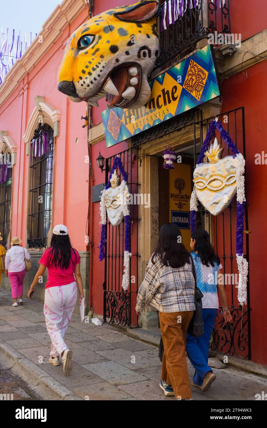Shopping sur la célèbre rue piétonne Macedonia Alcala, centre historique de Oaxaca, Mexique Banque D'Images