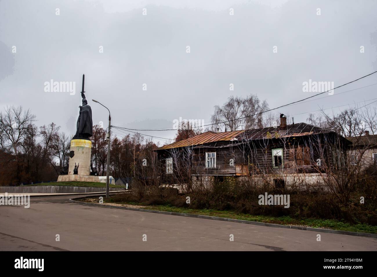 11-09-2023 Murom Russie. Contrastes de la Russie - militarisme militant et pauvreté abjecte : héros de conte de fées Ilya Muromets et maison en bois avec béant wi Banque D'Images