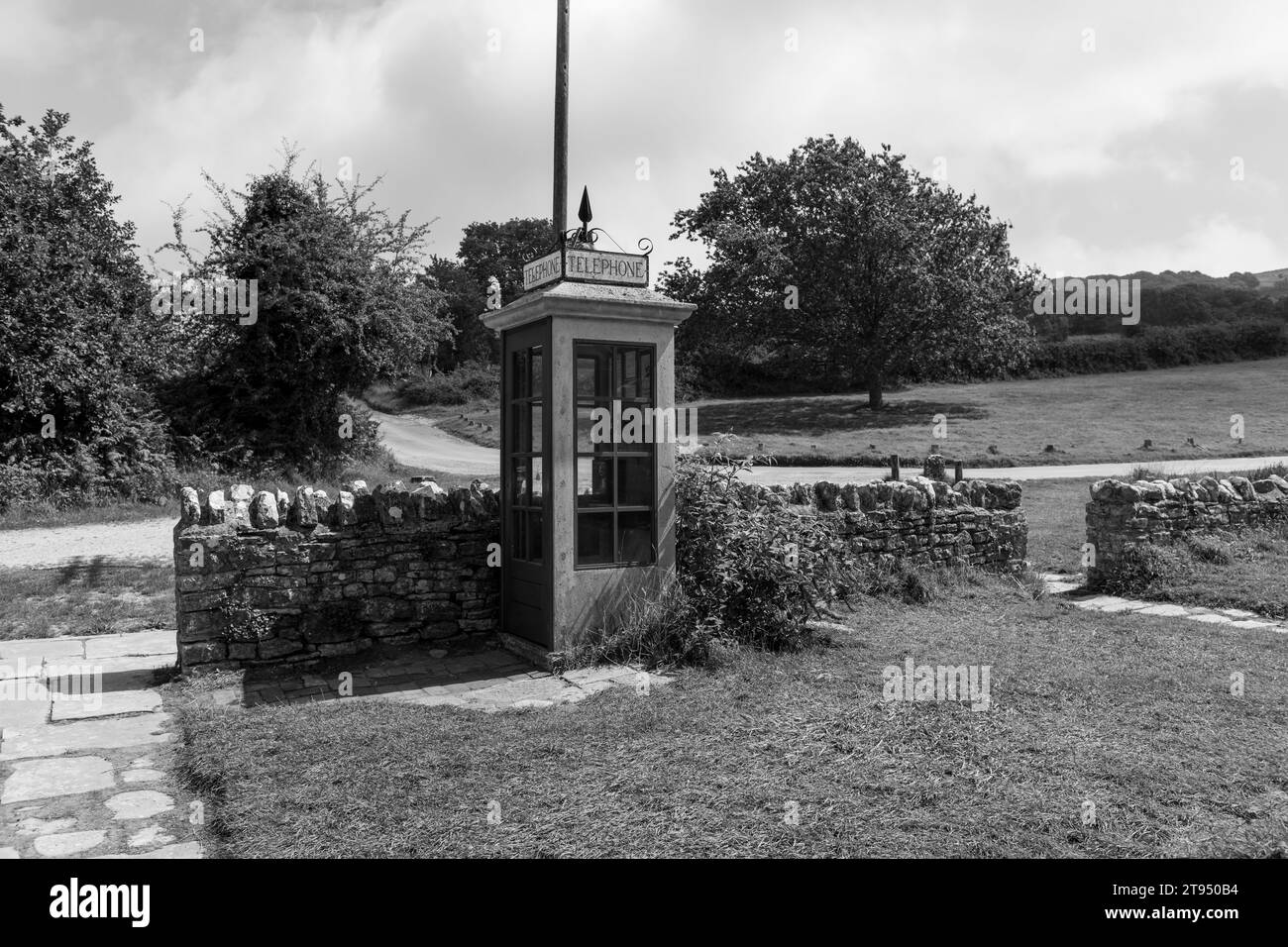 La borne téléphonique K1 dans le village de Tyneham dans le Dorset Banque D'Images