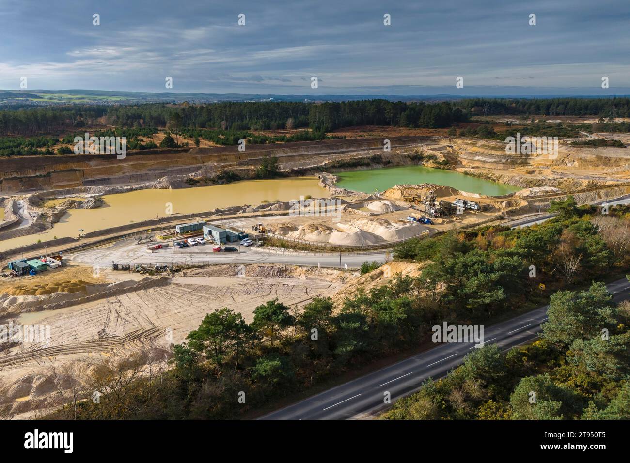 Wareham, Dorset, Royaume-Uni. 22 novembre 2023. Vue aérienne de la carrière Heidelberg Materials Aggregates à Hyde près de Wareham dans le Dorset. La carrière produit et distribue des granulats qui comprennent de la roche concassée, du sable et du gravier pour l'industrie de la construction. Crédit photo : Graham Hunt/Alamy Live News Banque D'Images