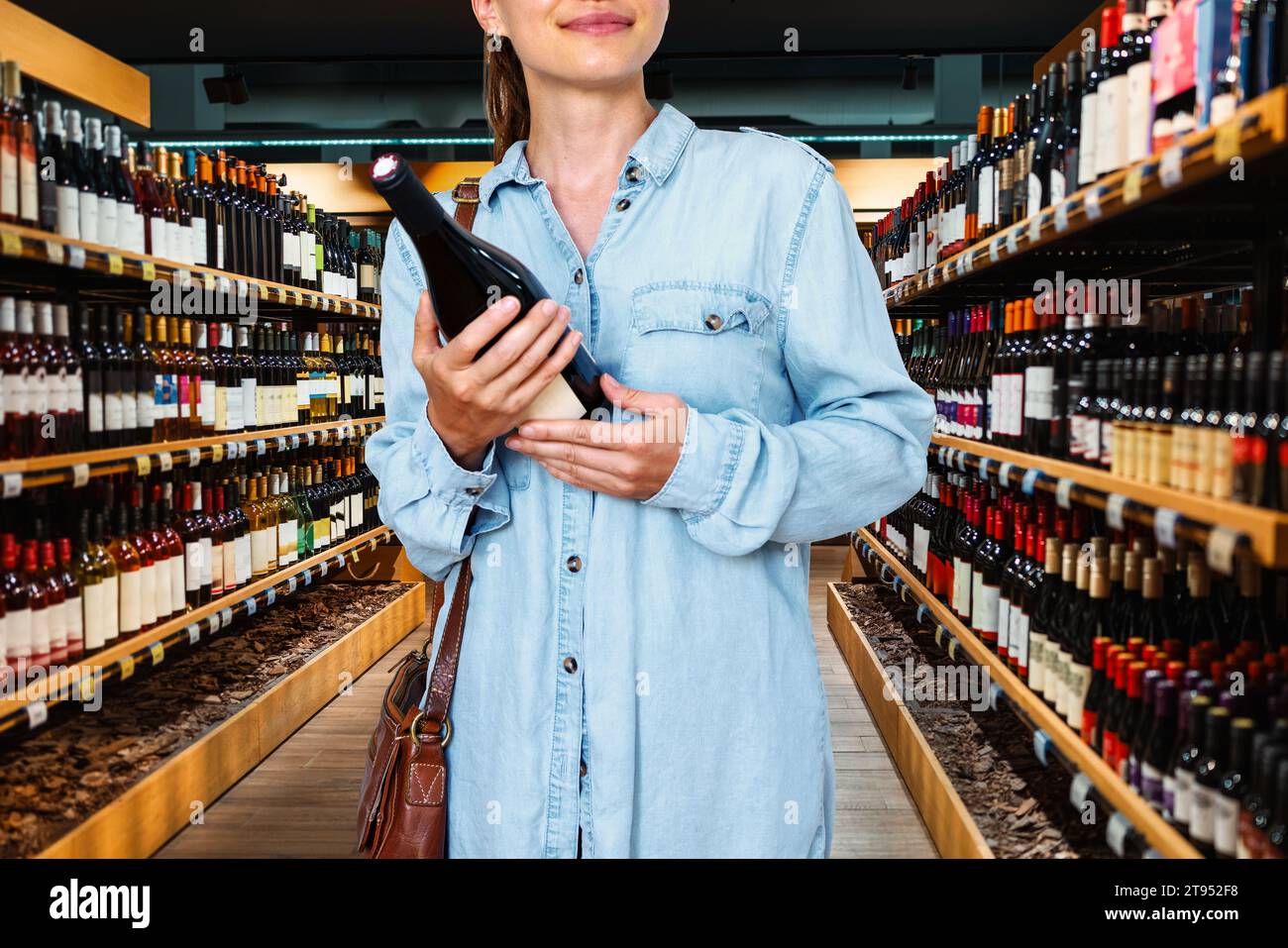 Femme consommateur achetant le vin dans le magasin d'alcool. Banque D'Images