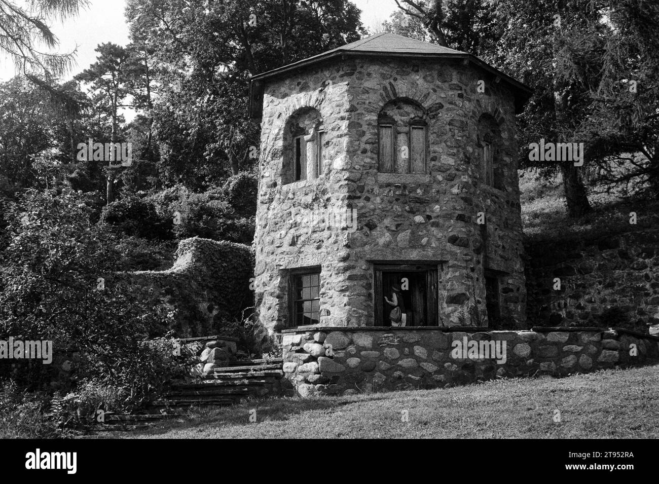 Crane Estate - Ipswich, Massachusetts - Une tour en pierre influencée par un château et des murs entourent la pelouse et les jardins alors que le soleil commence à se coucher sur une avenue Banque D'Images