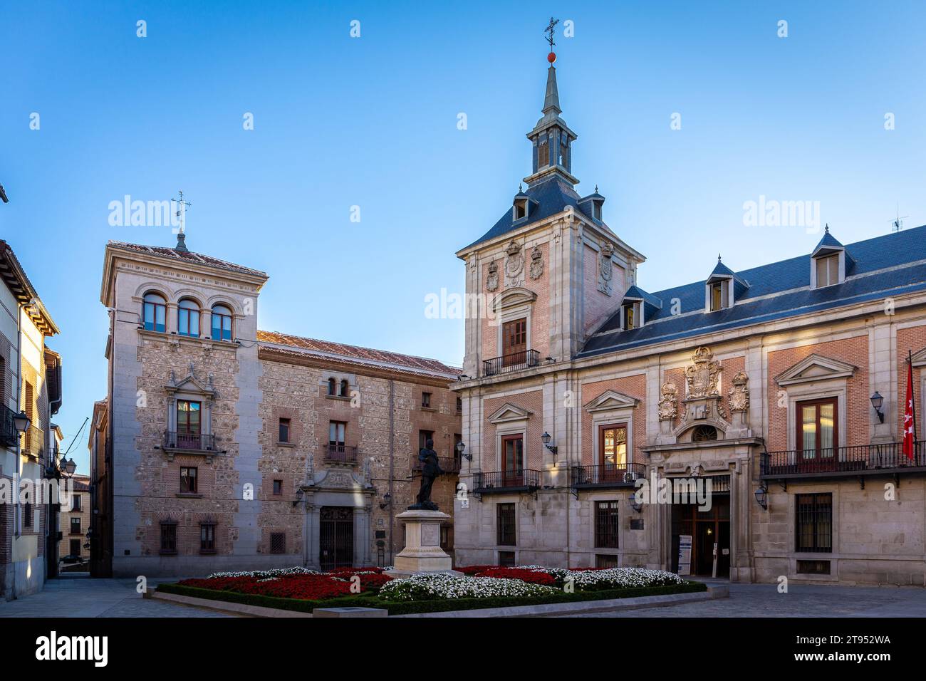 Madrid, Espagne, 09.10.21. Plaza de la Villa, place urbaine de Madrid avec Casa de Cisneros, ancien hôtel de ville Casa de la Villa et statue d'Alvaro de Bazan Banque D'Images