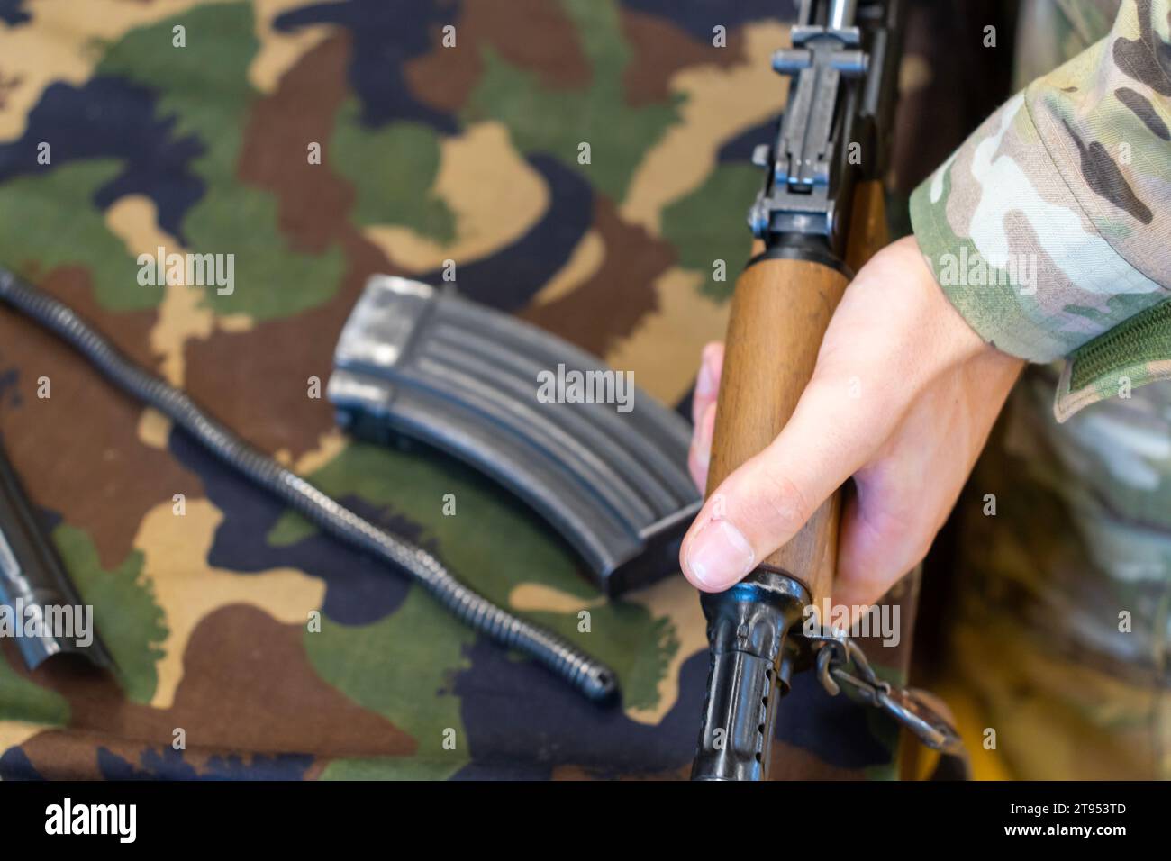 Soldat assemblant un vieux fusil d'assaut AK-47 Kalachnikov Banque D'Images