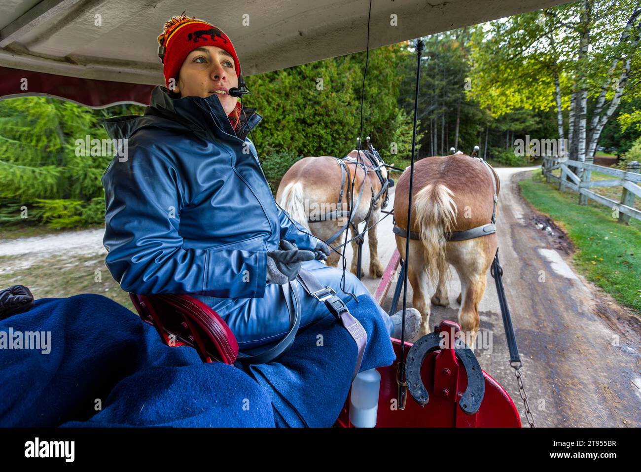 Coachwoman et guide en un. L'histoire de l'île est racontée de manière divertissante lors d'une excursion en calèche. Les voitures sont le principal moyen de transport sur l'île Mackinac, Michigan, États-Unis Banque D'Images