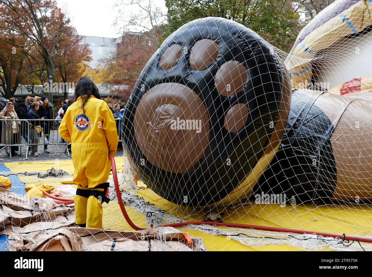 New York, États-Unis. 22 novembre 2023. Les ouvriers préparent des ballons partiellement gonflés à la veille du défilé du 97e Macy's Thanksgiving Day à New York, le mercredi 22 novembre 2023. La parade a commencé en 1924, la liant pour la deuxième plus ancienne parade de Thanksgiving aux États-Unis avec la parade de Thanksgiving américaine à Detroit. Photo de John Angelillo/UPI crédit : UPI/Alamy Live News Banque D'Images
