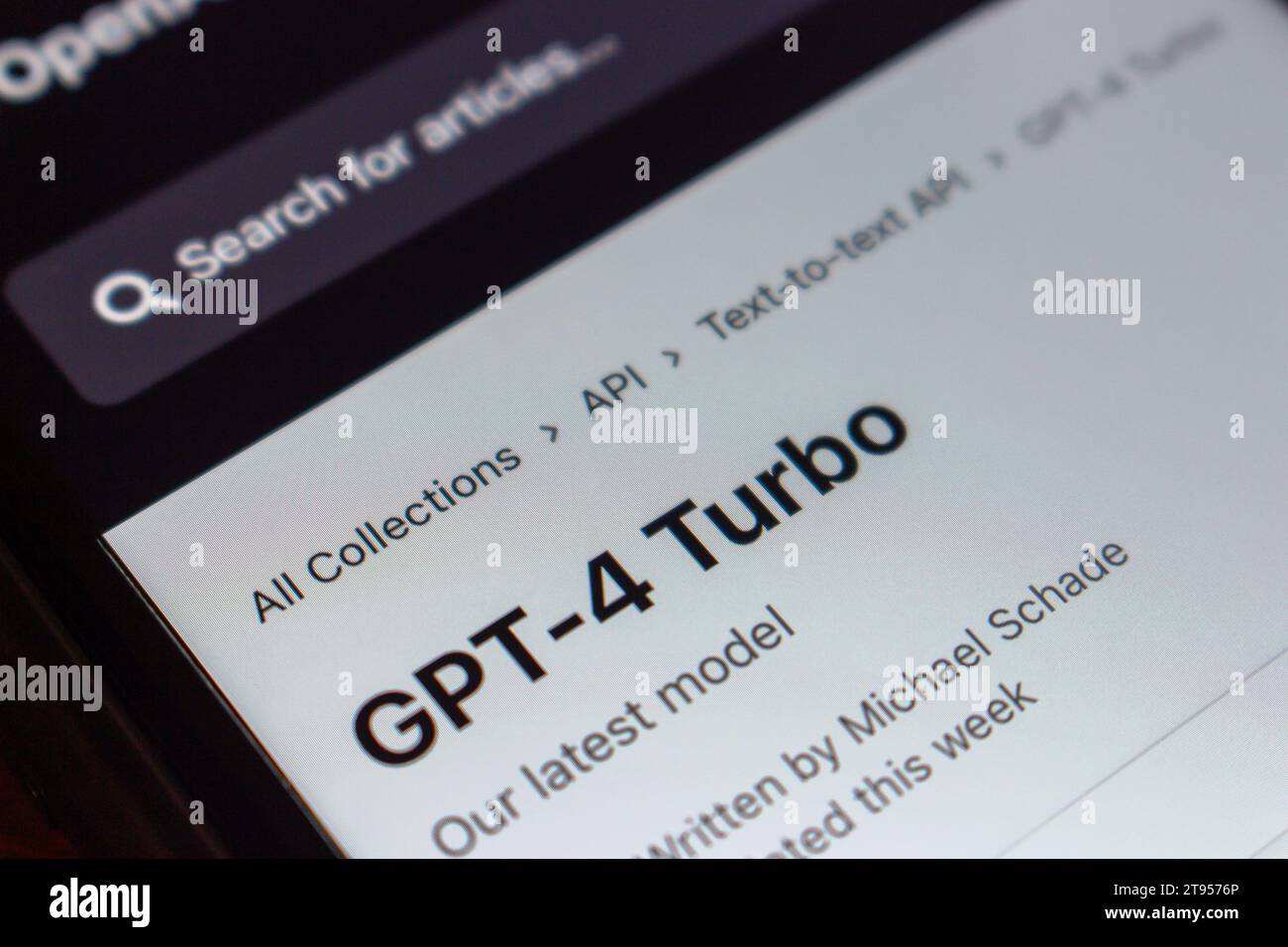 Page Web GPT-4 Turbo du Centre d'aide OpenAI vue sur un écran iPhone. Le GPT-4 Turbo est le llm de nouvelle génération d’OpenAI Banque D'Images