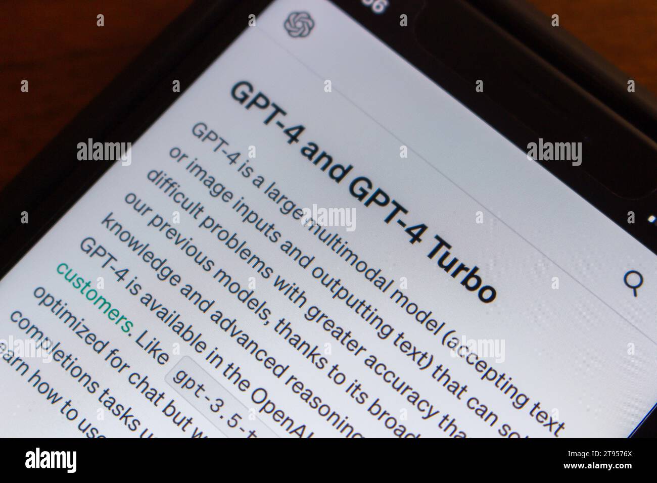 Un article sur le GPT-4 et le GPT-4 Turbo du site OpenAI vu sur un écran iPhone. Le GPT-4 Turbo est le llm de nouvelle génération d’OpenAI Banque D'Images