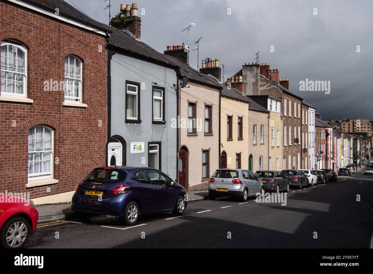 Une rue de Derry, Irlande du Nord, Europe Banque D'Images