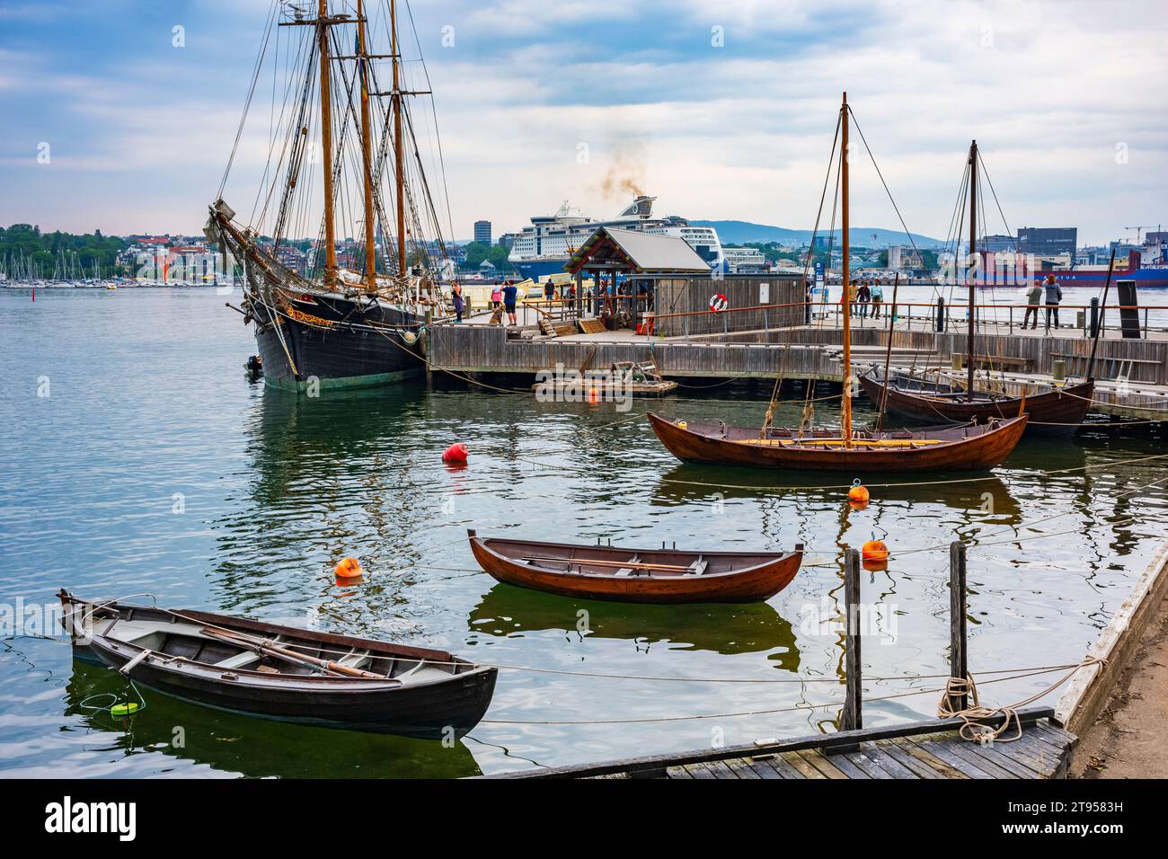 Oslo, Norvège - 21 juin 2023 : embarcation amarrée utilisée dans la pêche, repos le long des rives de la péninsule de Bygdøy et situé sur le Inner Oslofjord comme c Banque D'Images