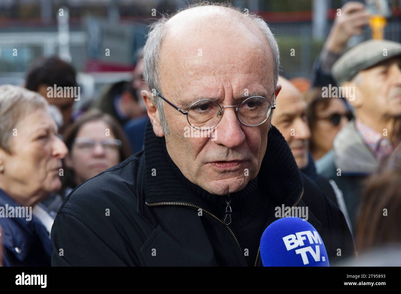 Paris, France. Le 19 novembre 2023, Philippe Geluck assiste à la marche silencieuse pour la paix au Moyen-Orient à Paris, France Banque D'Images