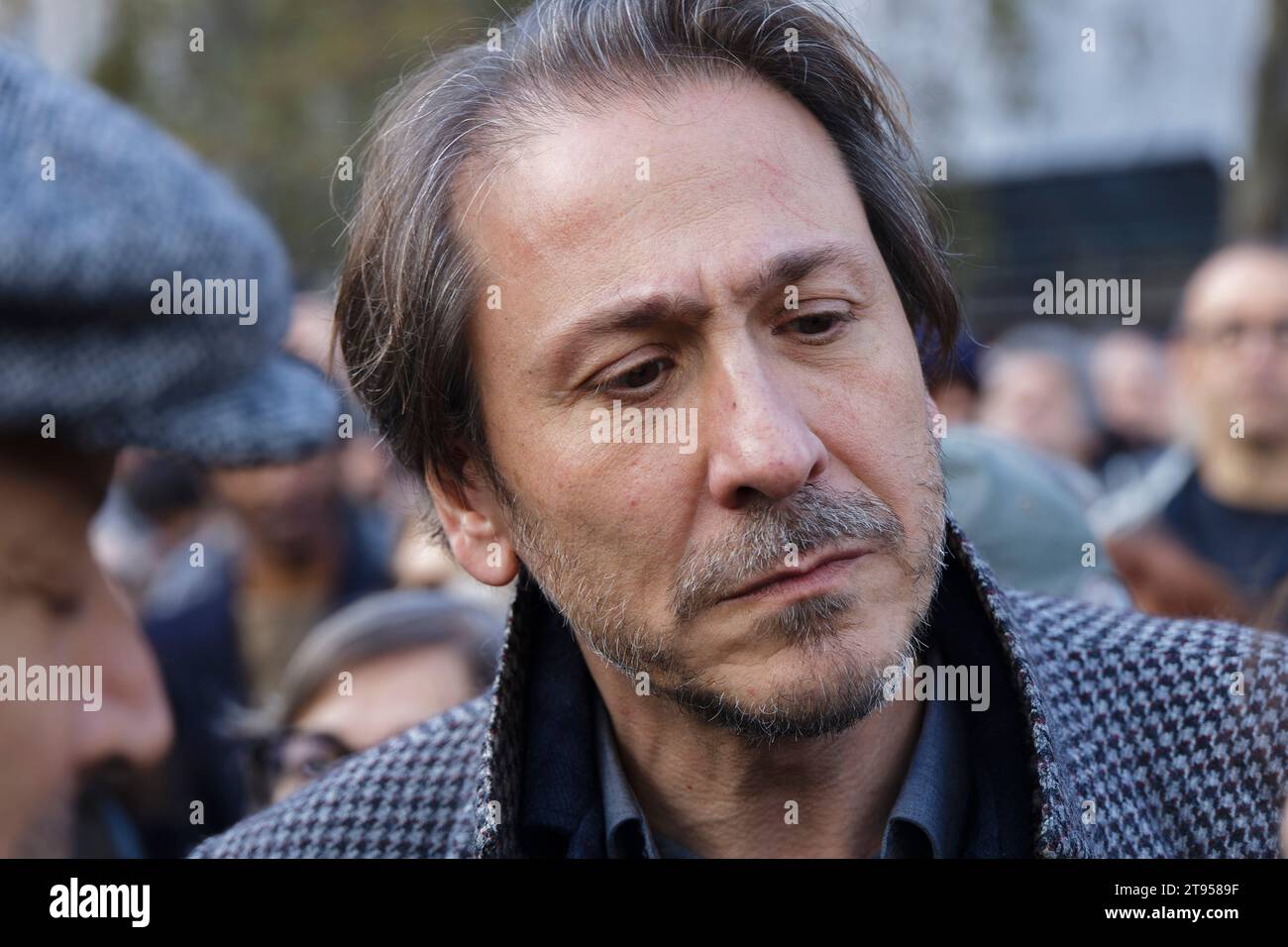 Paris, France. Le 19 novembre 2023, Jérôme Guedj assiste à la marche silencieuse pour la paix au Moyen-Orient à Paris, France Banque D'Images