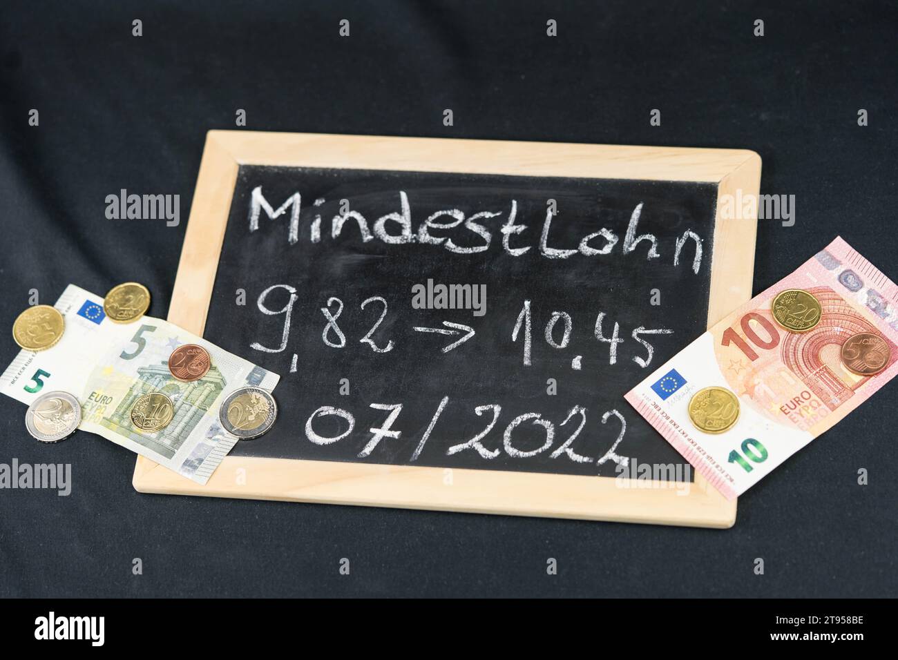 Lettrage au tableau noir Mindestlohn, salaire minimum, 07/2022, nouveau taux horaire 10,45 ? Banque D'Images
