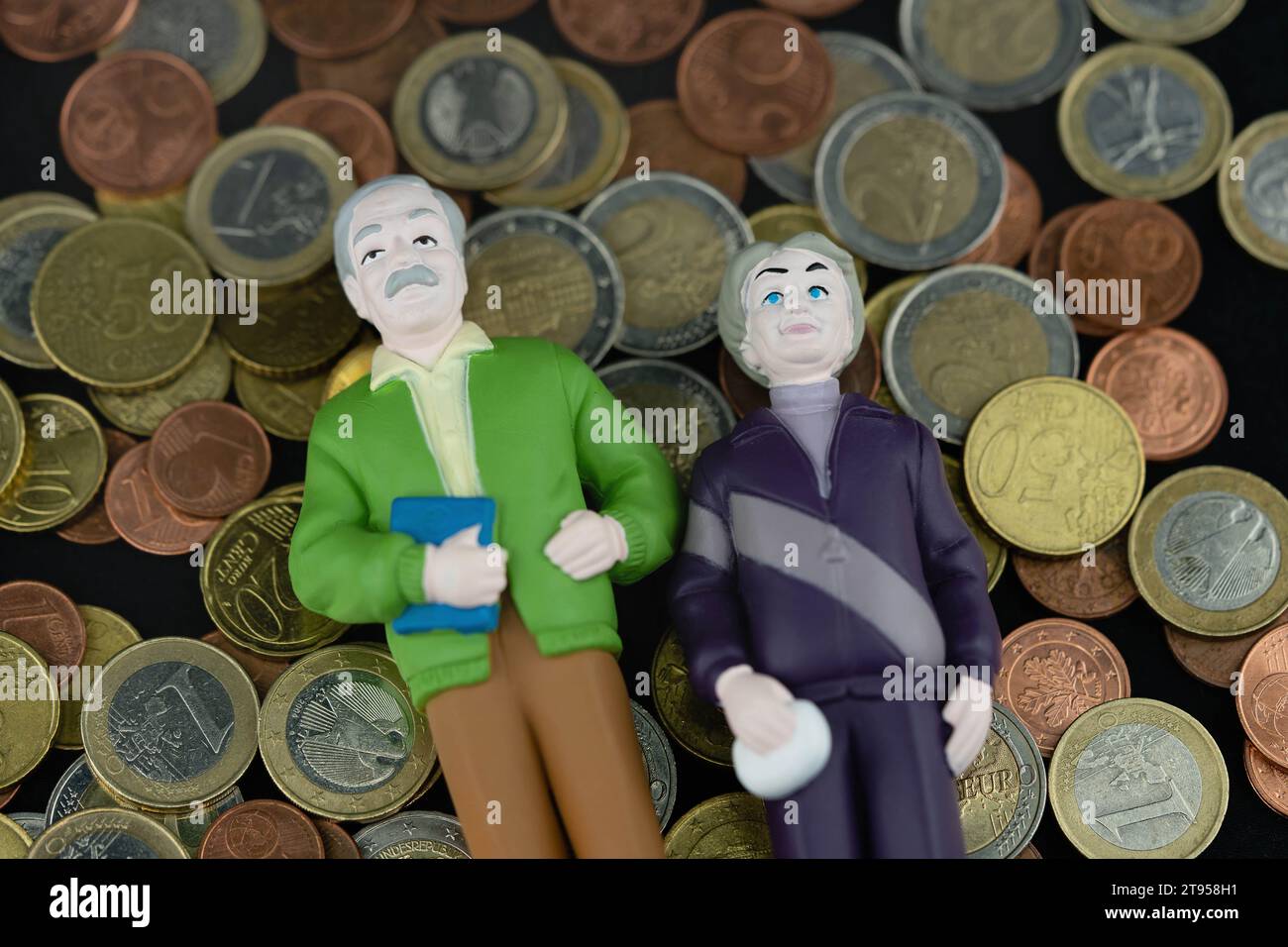 Couple senior avec la pièce d'euro, la pauvreté de vieillesse Banque D'Images