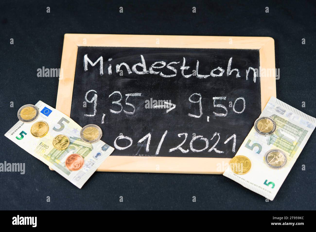 Lettrage au tableau noir Mindestlohn, salaire minimum, 01/2021, nouveau taux horaire 9,50 ? Banque D'Images