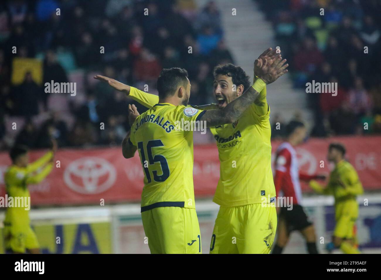 Zamora, Espagne, 22 novembre 2023 : le joueur de Villarreal CF, Jose Luis Morales (15, L) célèbre le deuxième but avec Daniel Parejo (10, R) lors du deuxième tour de la SM El Rey Cup 2023-24 entre Zamora CF et Villarreal CF, le 22 novembre 2023, au stade Ruta de la Plata, à Zamora, en Espagne. Crédit : Alberto Brevers / Alamy Live News Banque D'Images