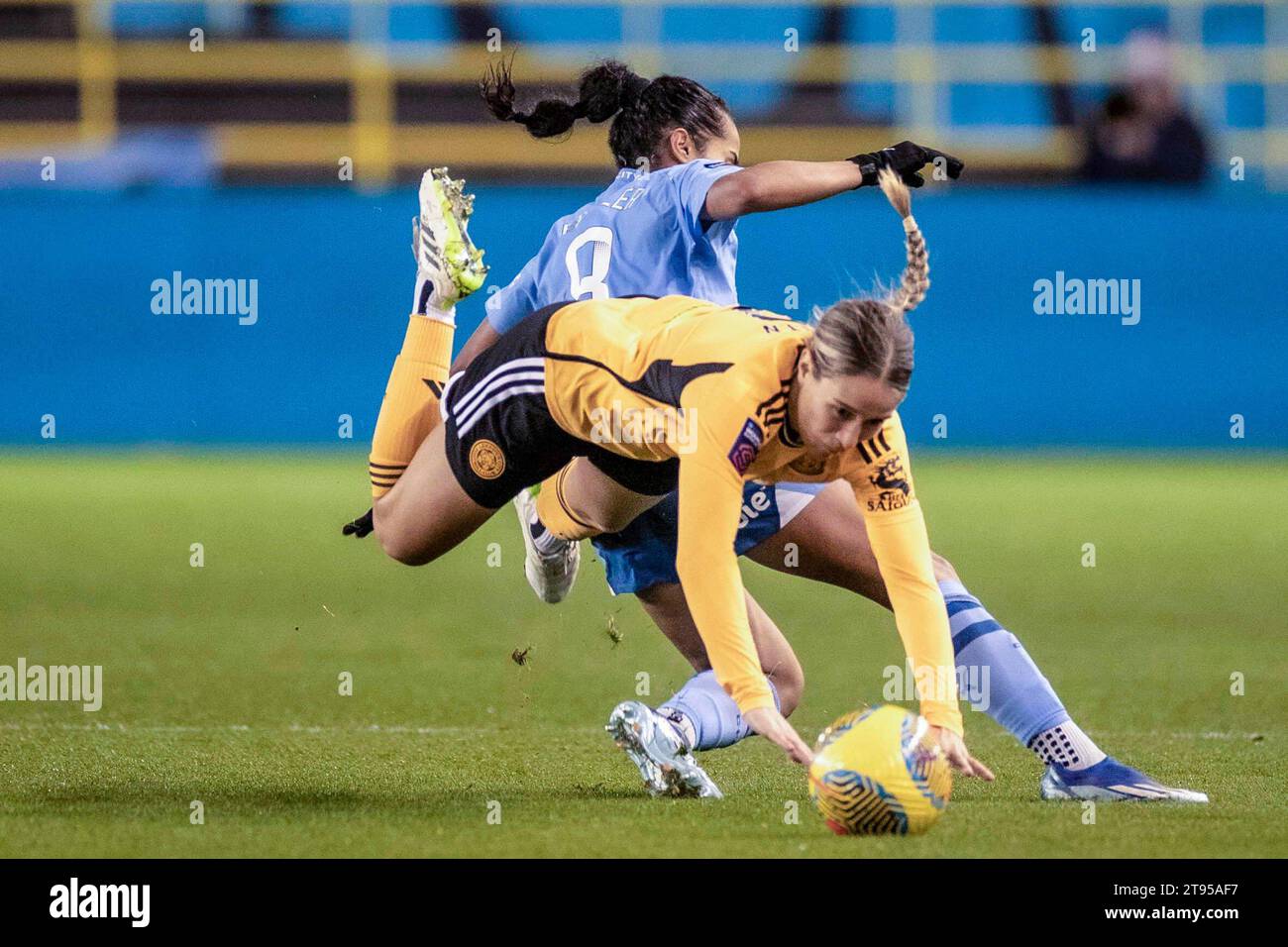 Mary Fowler #8 de Manchester City fautes Courtney Nevin #2 de Leicester City W.F.C. lors du match de la FA Women's Continental League Cup Group B entre Manchester City et Leicester City au joie Stadium, Manchester le mercredi 22 novembre 2023. (Photo : Mike Morese | MI News) crédit : MI News & Sport / Alamy Live News Banque D'Images