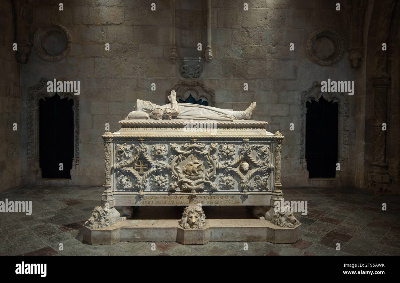 Tombe de Vasco da Gama, monastère de Jerónimos, église Santa Maria de Belem, Lisbonne Portugal. Tombe néo-manuéline de l’explorateur Vasco da Gama dans le chœur inférieur de l’église du monastère à Lisbonne. Banque D'Images