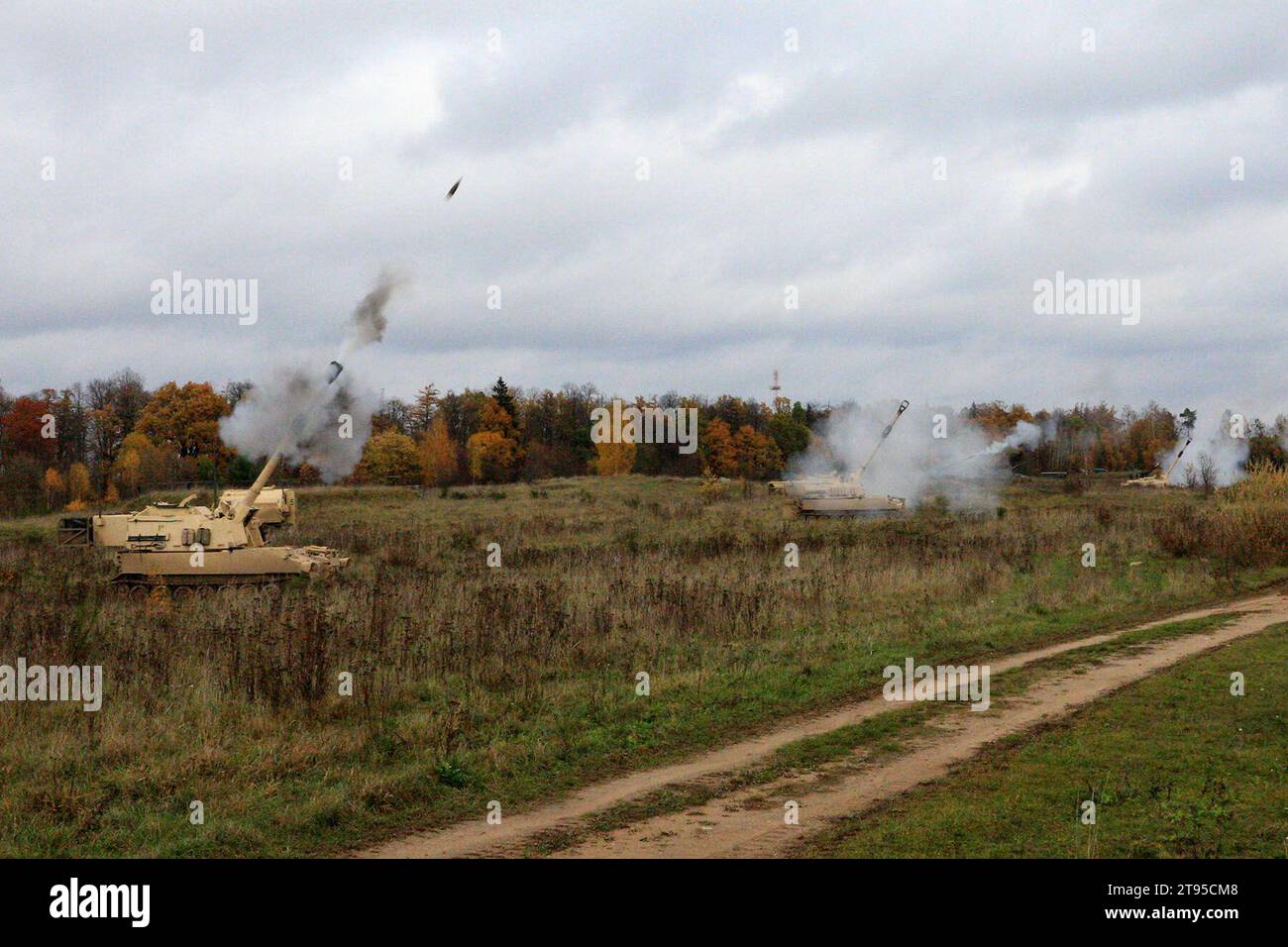 Bemowo Piskie, Pologne. 7 novembre 2023. Les obusiers Paladin M109A7 de l'armée américaine avec la batterie Alpha Ares 4e bataillon, 27e régiment d'artillerie de campagne, 2e brigade blindée équipe de combat, 1e division blindée, soutenant la 3e division d'infanterie, mènent un exercice de tir réel pendant l'exercice Wawel Dragon dans la zone d'entraînement de Bemowo Piskie, Pologne, novembre. 7, 2023. Wawel Dragon est un exercice multinational impliquant des troupes alliées des États-Unis, du Canada, de la Pologne, de la Croatie et de la Roumanie comprenant des groupements tactiques de présence avancée renforcée des NATO en Pologne et en Lettonie participant à un exercice d'artillerie unifiée. Le Banque D'Images