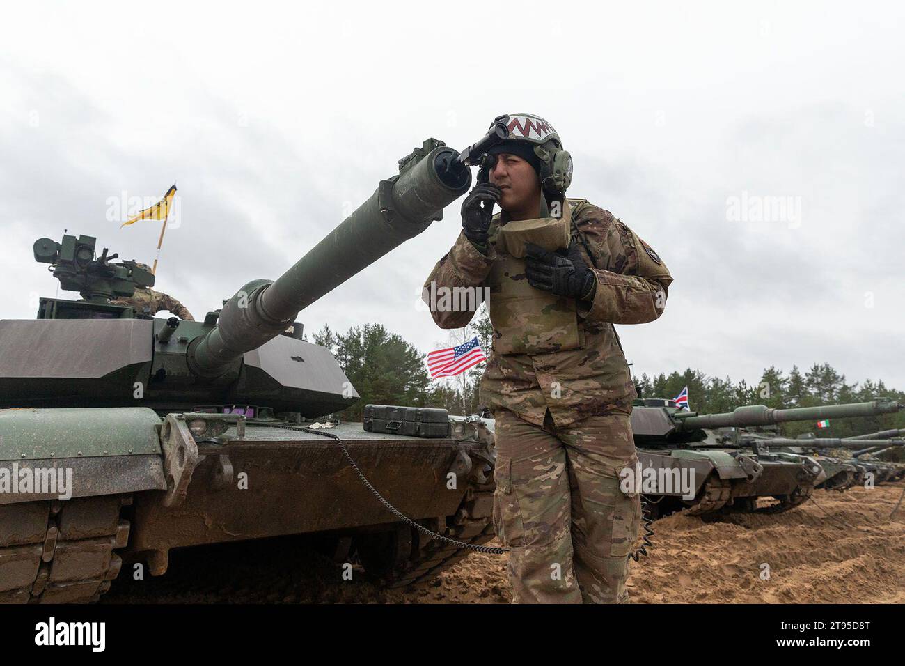 Adazi, Lettonie. 13 novembre 2023. Le sergent Alejandro Anguiano de l'armée américaine, un chargeur pour la Bravo Barbarian Company, 2e bataillon, 69e régiment blindé Panther Battalion 2e brigade blindée, 3e division d'infanterie soutenant le groupement tactique de présence avancée NATOS Poland, cible le canon principal M1A2 Abrams, lors de l'exercice Iron Spear à Adazi, Lettonie, novembre. 13, 2023. Iron Spear comprenait une démonstration de puissance de feu impliquant des troupes multinationales du Canada, de l'Allemagne, de l'Italie, de la Lettonie, de la Lituanie, les pays-Bas, la Pologne, l'Espagne, le Royaume-Uni et les États-Unis la 3e division d'infanterie Banque D'Images