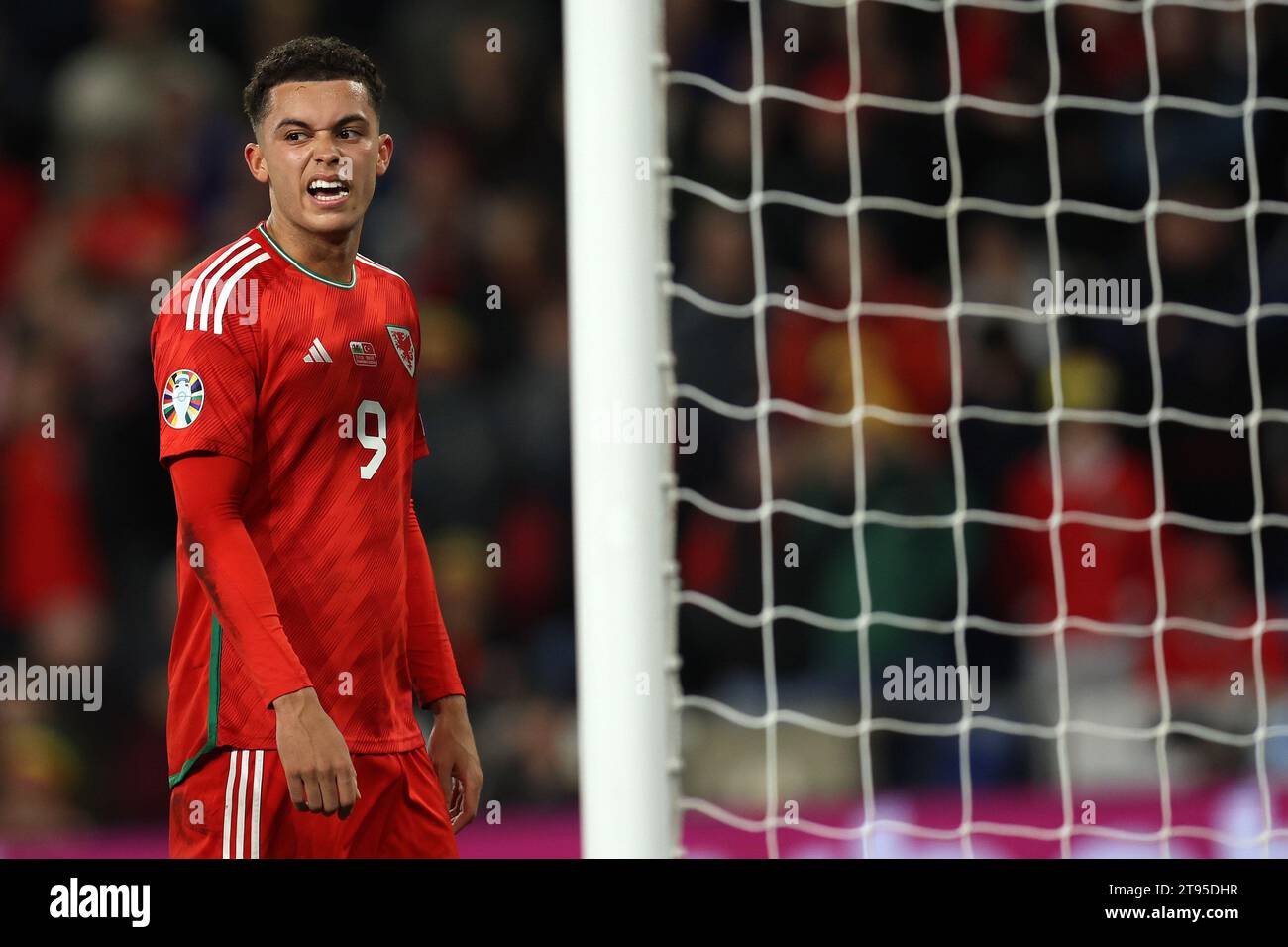 Cardiff, Royaume-Uni. 21 novembre 2023. Brennan Johnson du pays de Galles regarde. Matches de championnat d'Europe.pays de Galles contre Turquie, qualification UEFA Euro 2024, match du groupe D au stade de Cardiff à Cardiff, pays de Galles du Sud, mardi 21 novembre 2023. Usage éditorial uniquement. photo par Andrew Orchard/Andrew Orchard photographie sportive/Alamy Live News crédit : Andrew Orchard photographie sportive/Alamy Live News Banque D'Images