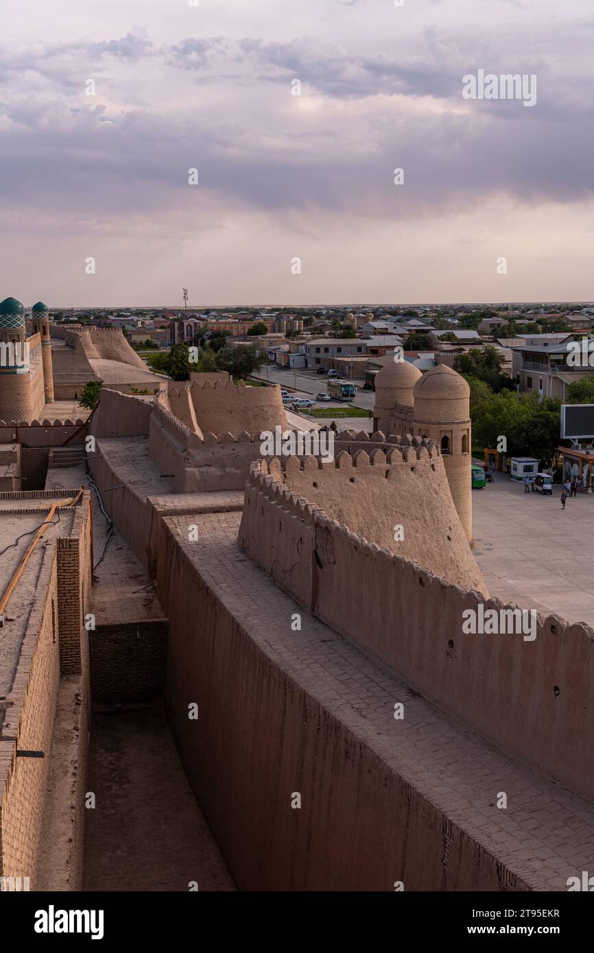 Porte ouest, porte père, ichon qala, Khiva, Ouzbékistan. Photo de coucher de soleil prise depuis le mur de la ville Banque D'Images