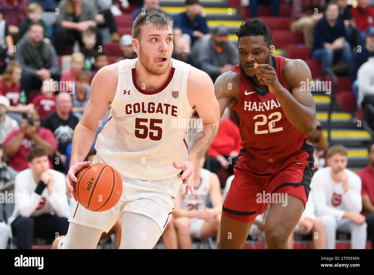 22 novembre 2023 : l'attaquant des Colgate Raiders Jeff Woodward (55 ans) se dirige vers le panier alors que l'attaquant de Harvard Crimson, le juge Ajogbor (22 ans) défend pendant la seconde mi-temps le mercredi 22 novembre 2023 à Cotterell court à Hamilton, NY. Rich Barnes/CSM Banque D'Images