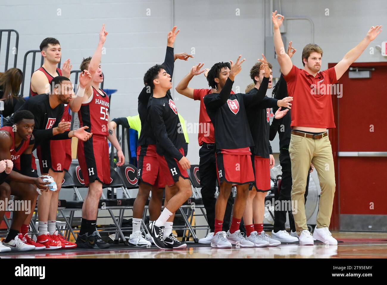 22 novembre 2023 : les joueurs de Harvard Crimson réagissent de la touche contre les Colgate Raiders lors de la seconde mi-temps le mercredi 22 novembre 2023 à Cotterell court à Hamilton, NY. Rich Barnes/CSM Banque D'Images