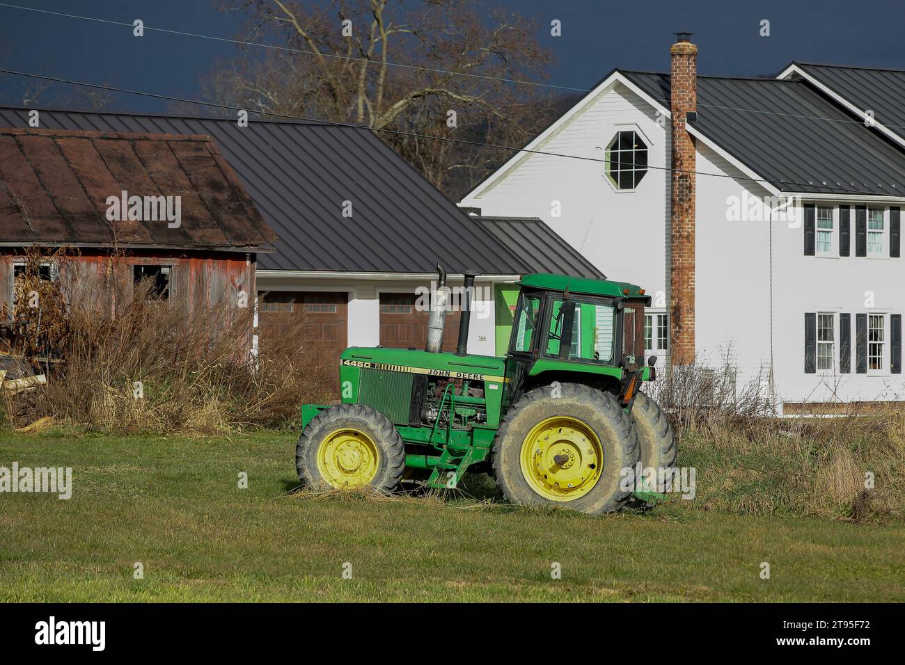 Watsontown, États-Unis. 22 novembre 2023. Un tracteur John Deere 4450 est vu sur une ferme près de Watsontown, Pennsylvanie, le 22 novembre 2023. John Deere a déclaré un bénéfice net de 2,369 milliards de dollars, ou 8,26 $ par action, pour le quatrième trimestre de 2023. (Photo de Paul Weaver/Sipa USA) crédit : SIPA USA/Alamy Live News Banque D'Images