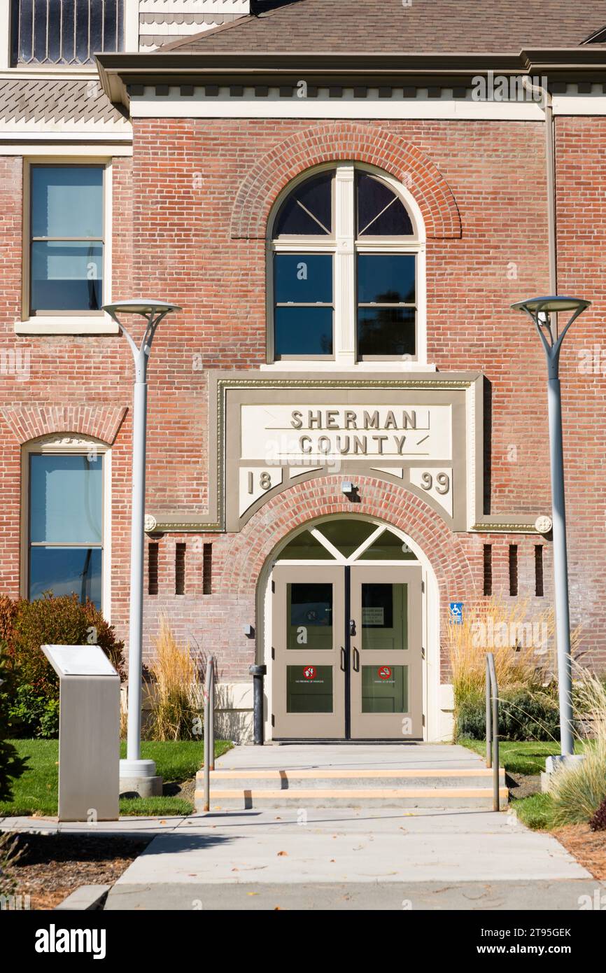 Moro, OREGON, États-Unis - 15 octobre 2023 ; porte d'entrée du Sherman County Oregon Courthouse avec date de 1899 Banque D'Images