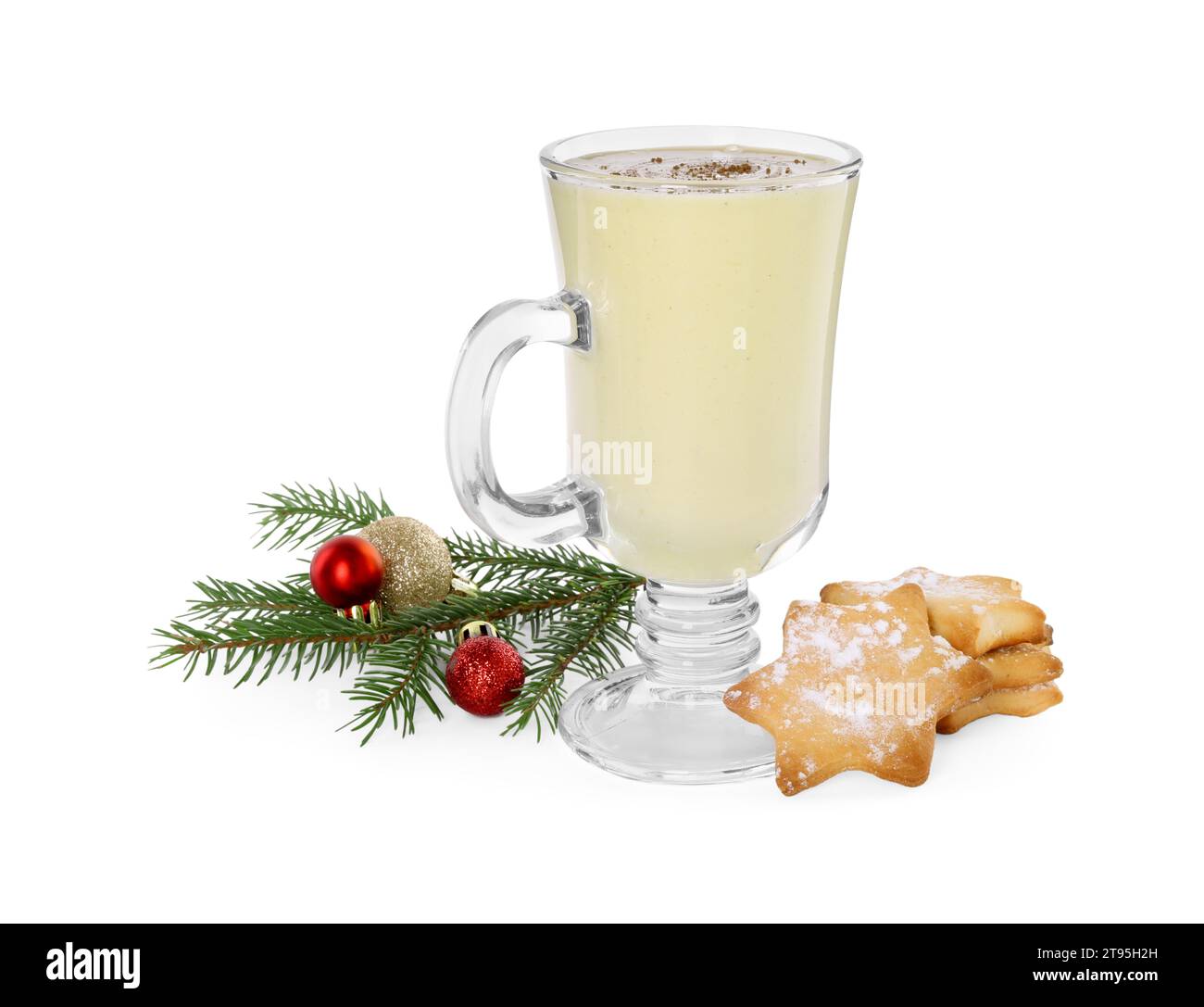 Délicieux lait de poule à la cannelle, biscuits et décor de Noël isolé sur blanc Banque D'Images