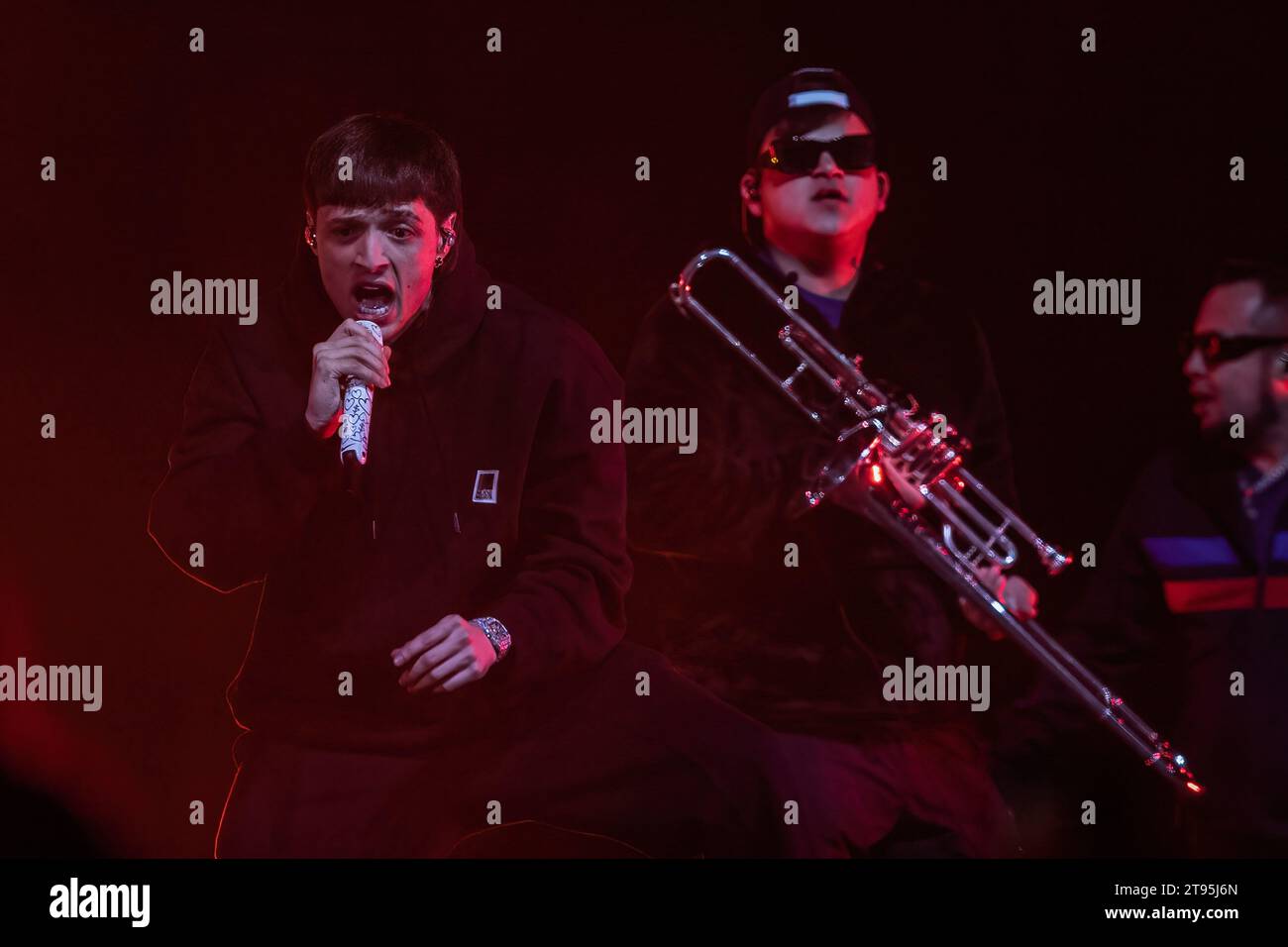 Barcelone, Espagne. 22 novembre 2023. Le chanteur mexicain Hassan Emilio Kabande Laija, connu professionnellement sous le nom de Peso Pluma, se produit sur scène lors de son concert au Palau Sant Jordi à Barcelone. Crédit : SOPA Images Limited/Alamy Live News Banque D'Images