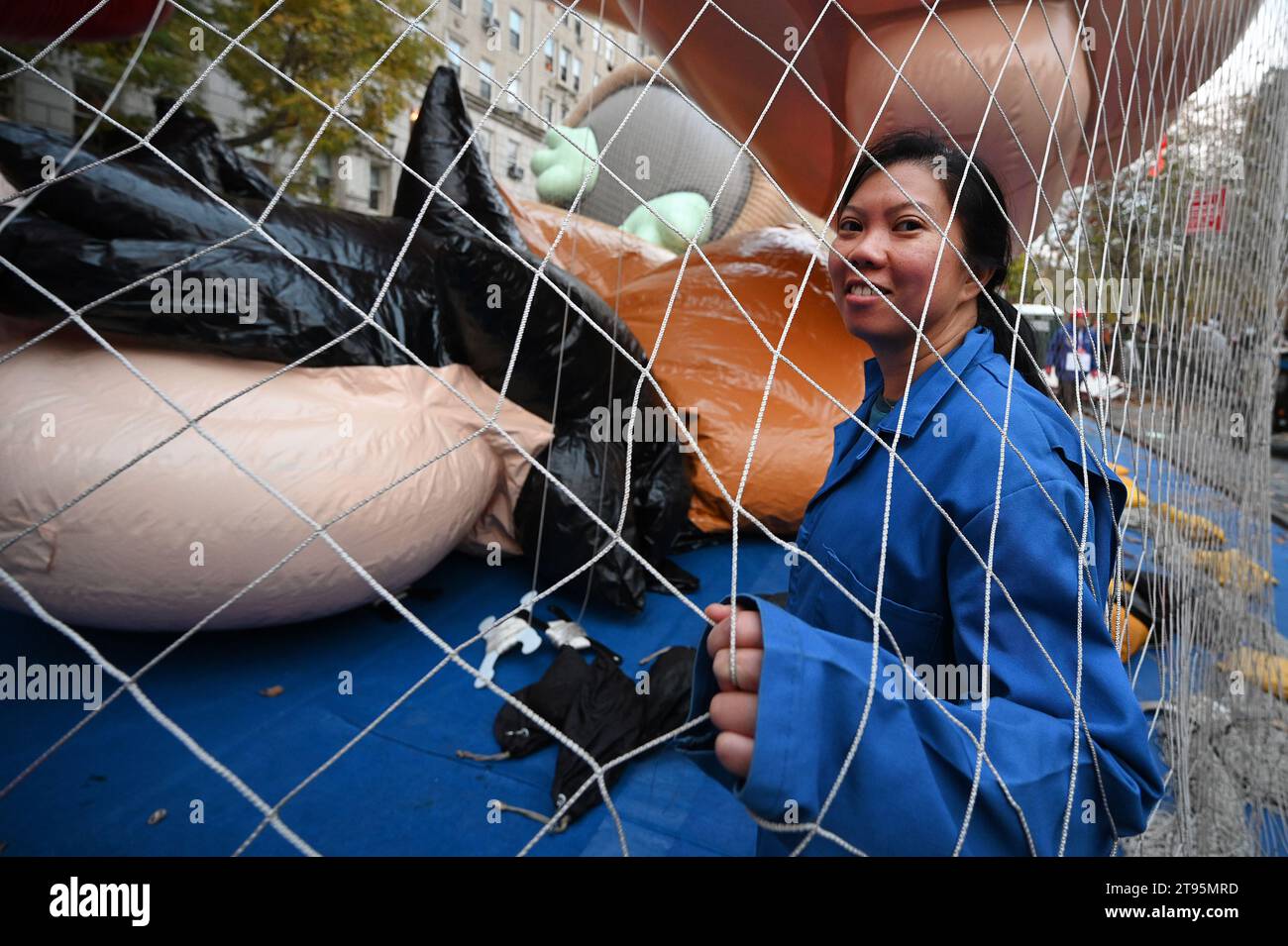 New York, États-Unis. 22 novembre 2023. Anne Cheung, membre de l'équipe d'inflation Macy, travaille sur le gonflage du nouveau ballon Monkey D. Luffy avant le 97e défilé Macy's Thanksgiving Day Parade, dans l'Upper West Side de Manhattan, New York, NY, le 22 novembre 2023. (Photo Anthony Behar/Sipa USA) crédit : SIPA USA/Alamy Live News Banque D'Images