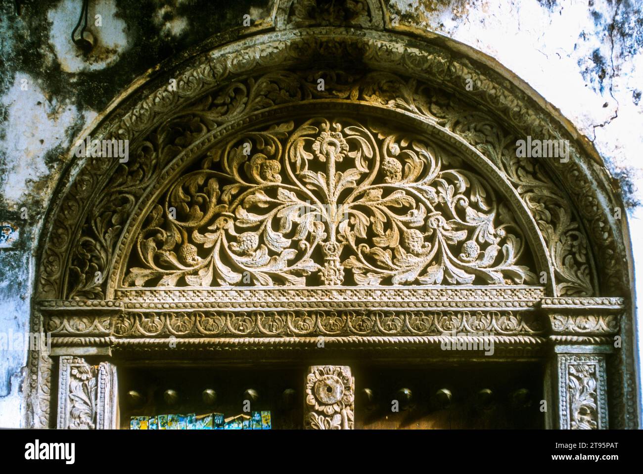 Stone Town, Zanzibar, Tanzanie. Linteaux sculptés et fanlights reflètent l'héritage omanais de Zanzibar Banque D'Images