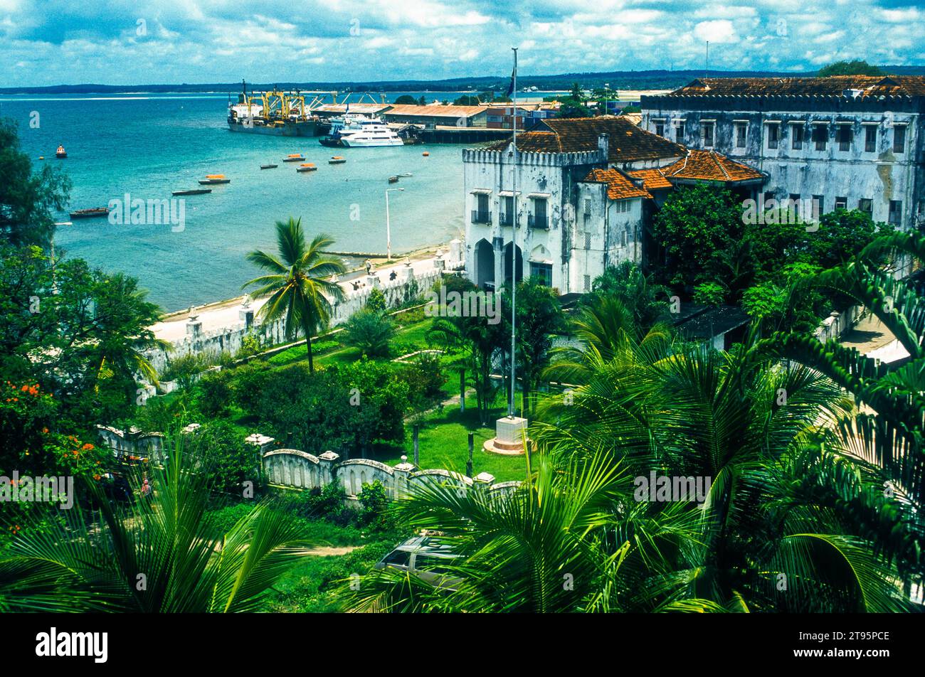 Stone Town, Zanzibar, Tanzanie. Regardant vers le bas sur le front de mer de Shangani depuis le vieux fort Banque D'Images