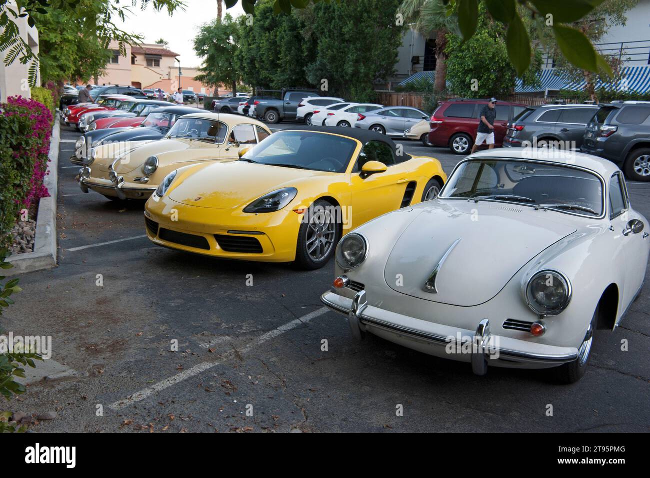 Une rangée de voitures de sport Porsche vintage s'est réunie pour un rallye à Palm Springs, Californie, États-Unis Banque D'Images