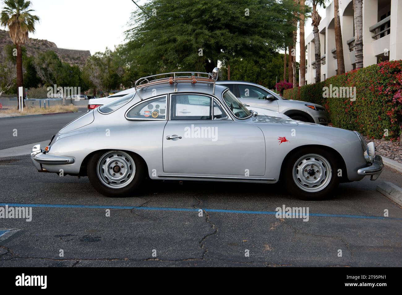 Les voitures de sport Porsche vintage se réunissent pour un rallye à Palm Springs, Californie, États-Unis Banque D'Images